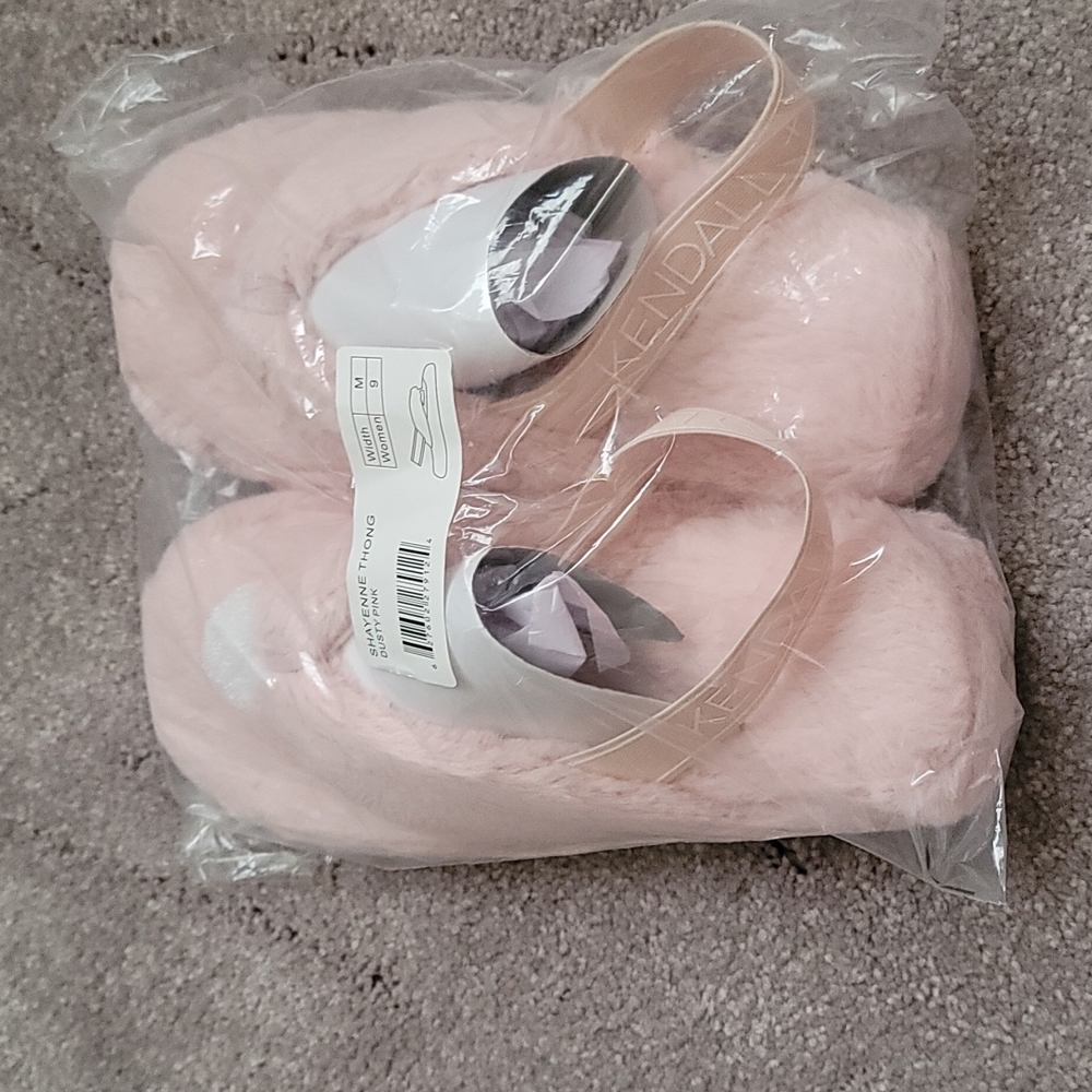 Kendall + Kylie Faux Fur Slippers Size 9 NWT